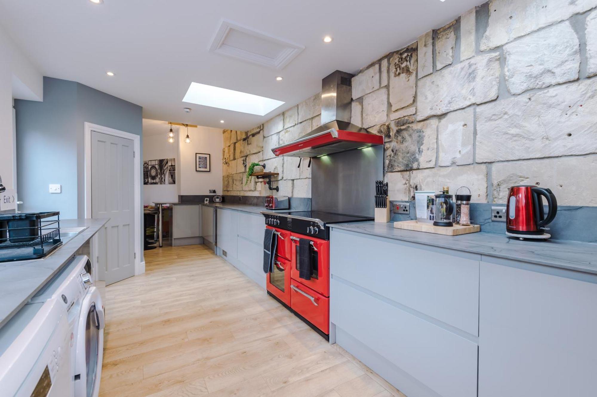 Incredible - Five Bedroom - 7 Actual Beds - 6 Bathroom House By Purestay - Central Bath With Parking 外观 照片