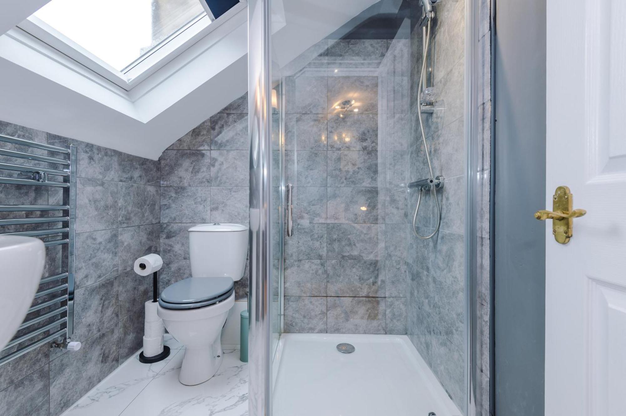Incredible - Five Bedroom - 7 Actual Beds - 6 Bathroom House By Purestay - Central Bath With Parking 外观 照片