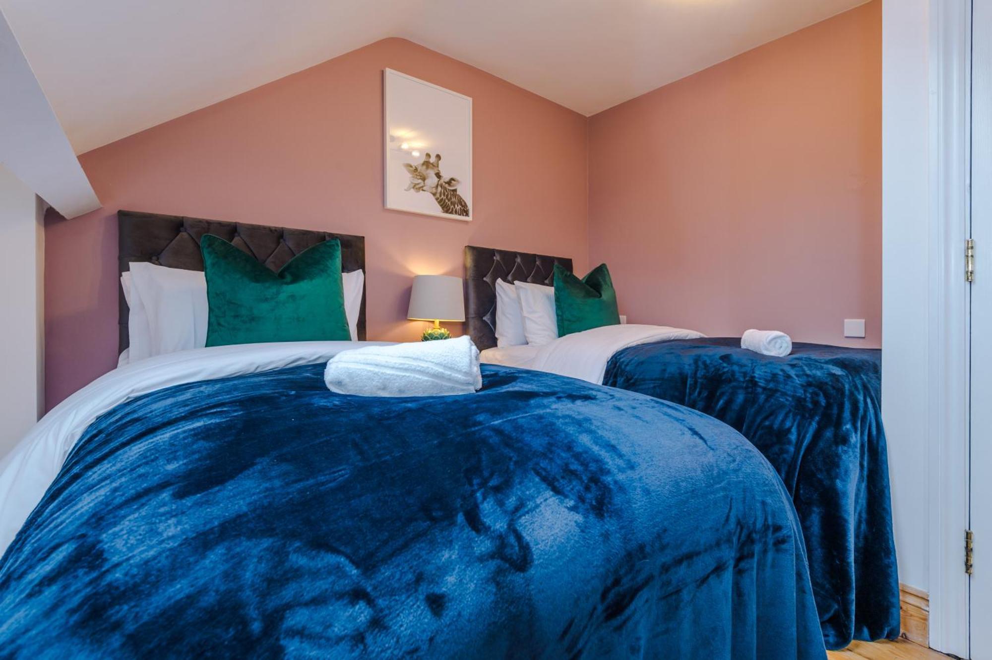 Incredible - Five Bedroom - 7 Actual Beds - 6 Bathroom House By Purestay - Central Bath With Parking 外观 照片