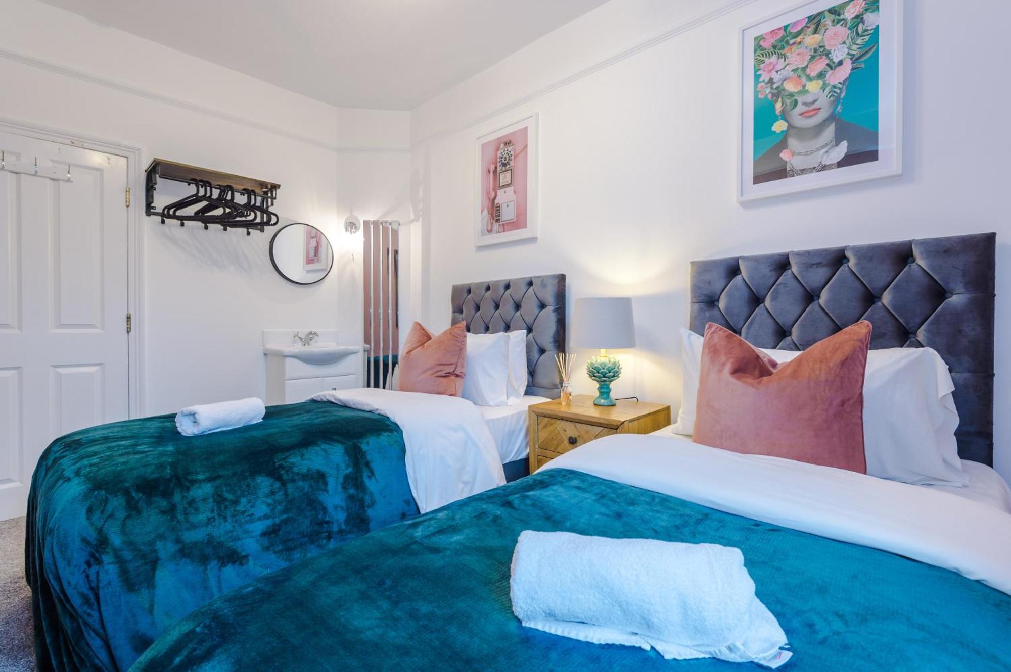 Incredible - Five Bedroom - 7 Actual Beds - 6 Bathroom House By Purestay - Central Bath With Parking 外观 照片