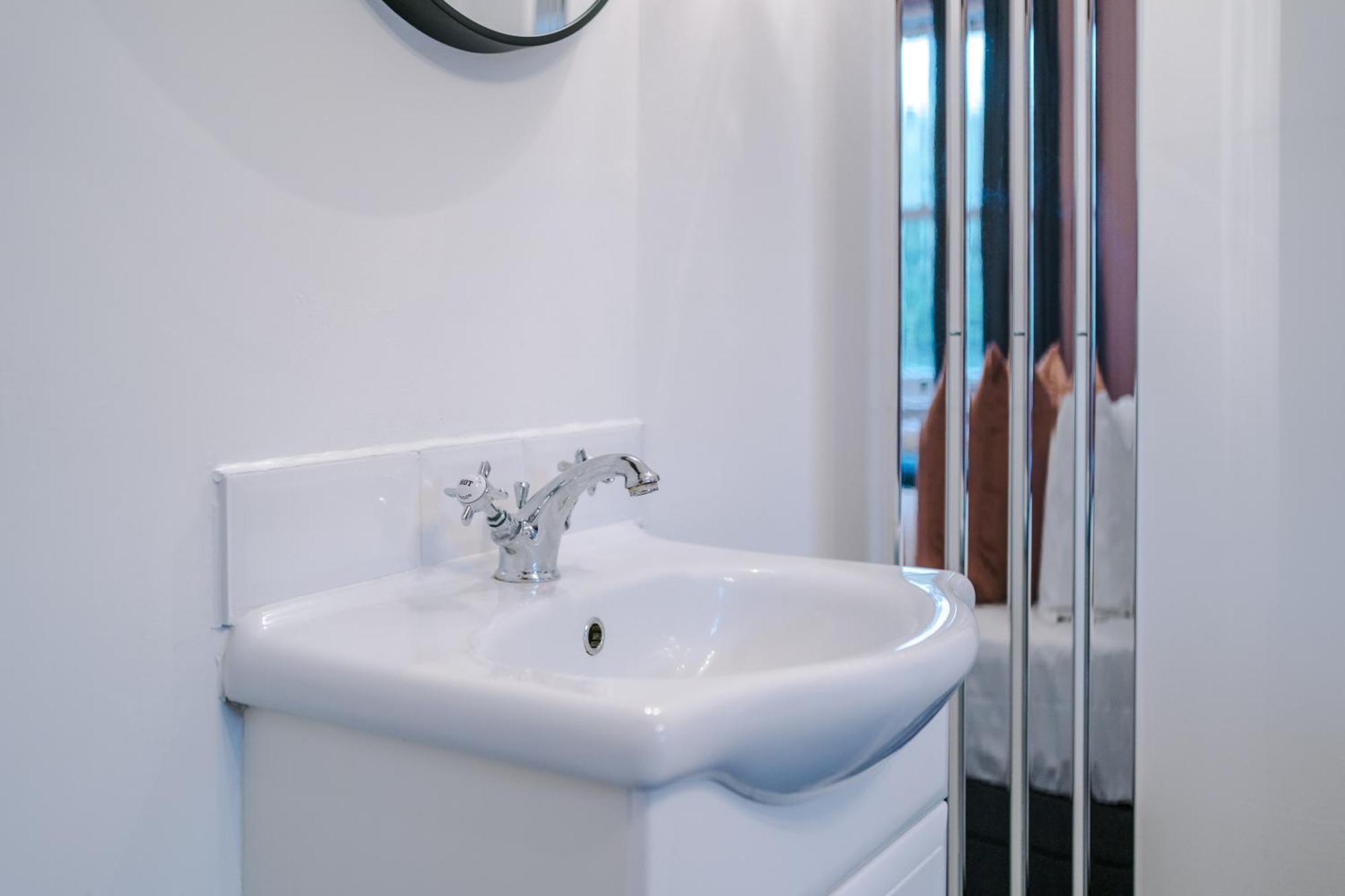 Incredible - Five Bedroom - 7 Actual Beds - 6 Bathroom House By Purestay - Central Bath With Parking 外观 照片