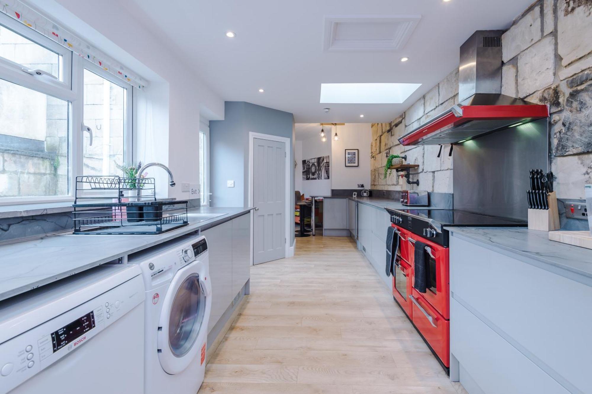 Incredible - Five Bedroom - 7 Actual Beds - 6 Bathroom House By Purestay - Central Bath With Parking 外观 照片